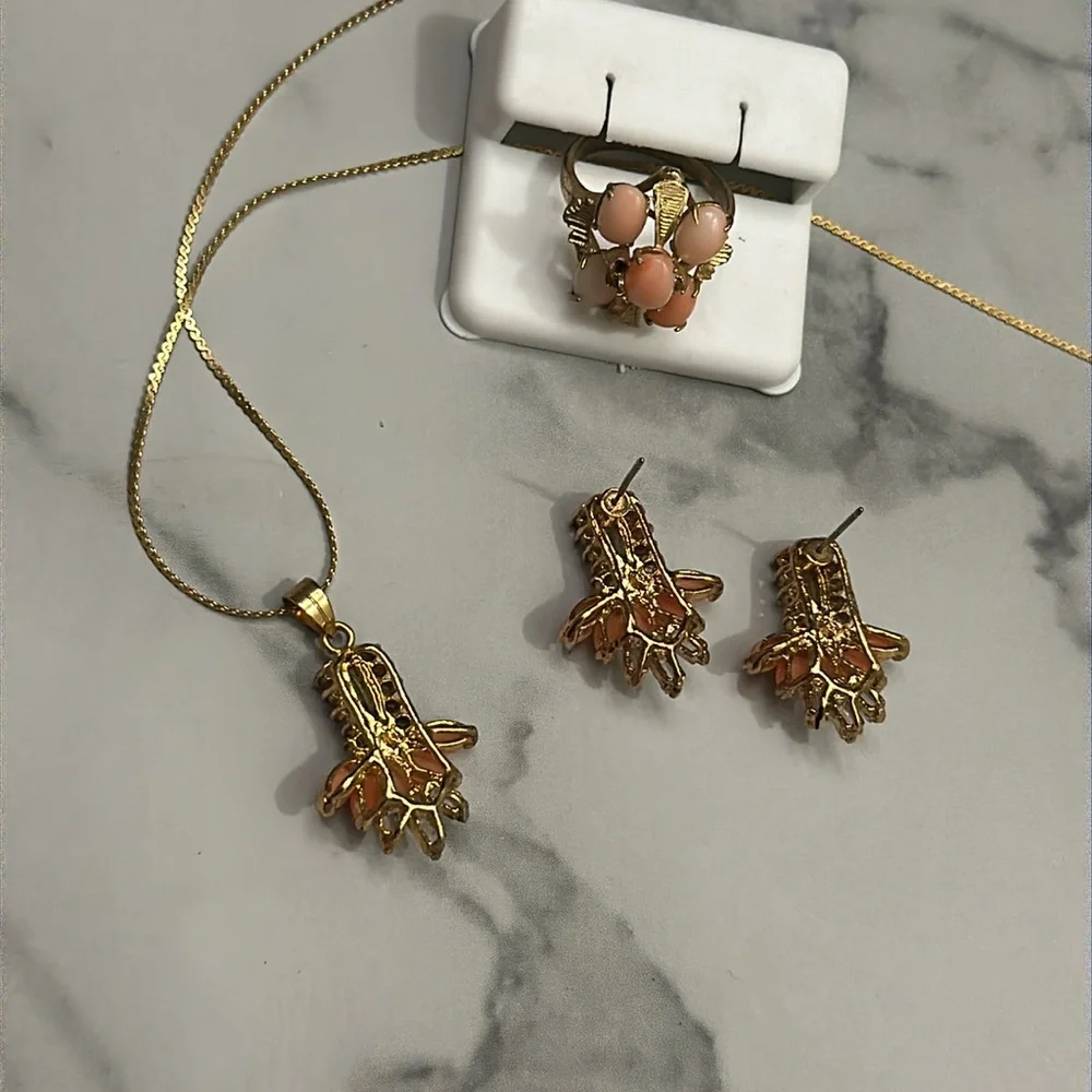 Coral and gold Jewelry Set - Picture 9 of 10